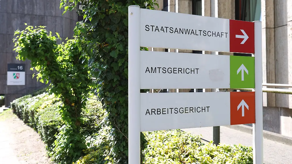 Gegen-fuenf-Maenner-ist-Anklage-wegen-gewerbsmaessigen-Bandenbetrugs-erhoben-worden-Archivbild