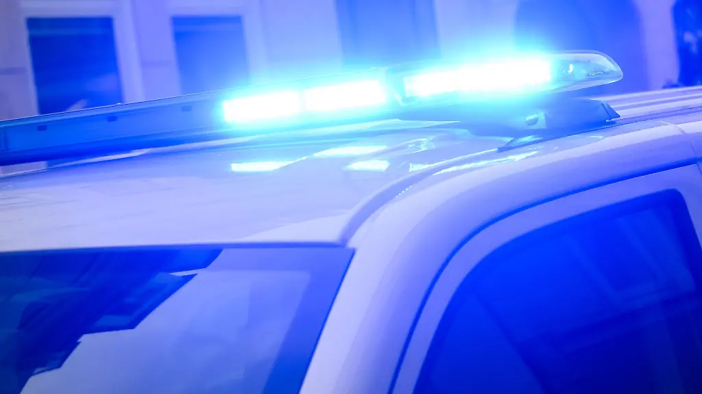 Durch-das-Fenster-einer-Wohnung-wirft-ein-Unbekannter-einen-brennenden-Feuerwerkskoerper