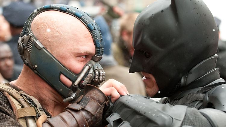 Batman (Christian Bale) versucht, Bane (Tom Hardy) die Stirn zu bieten - doch kann er noch so viel Kraft aufbieten?