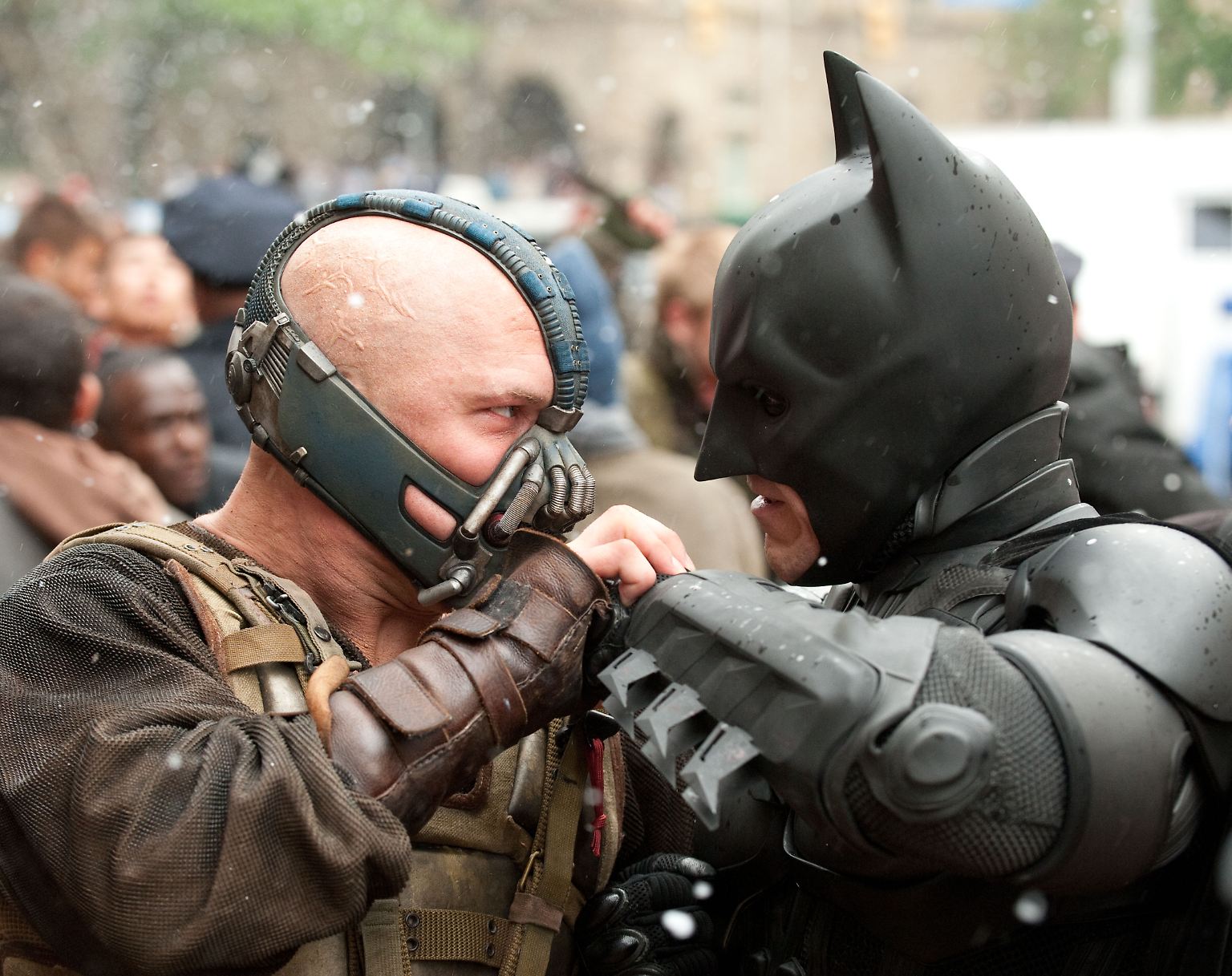Er ist wieder da: Batman schlüpft erneut in seinen schwarzen Fledermausanzug und nimmt es mit Schurke Bane auf, der Gotham City zerstören will.
