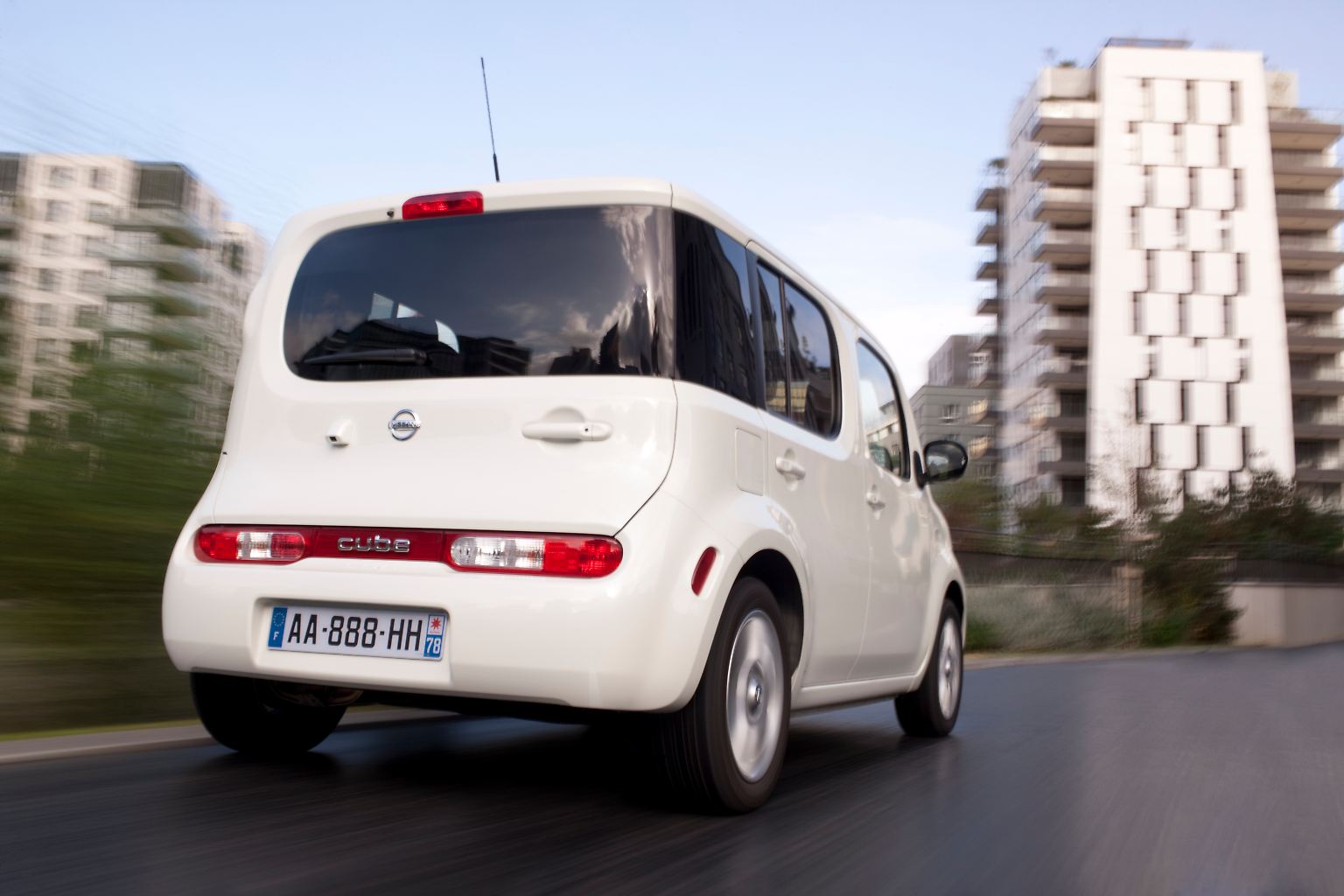 So was sieht man nicht alle Tage: Der Nissan Cube ist in Japan schon ein Kult-Auto. Jetzt kommt der kantige Geselle auch nach Europa. 