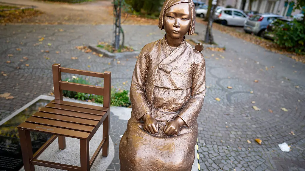 Die-Trostfrauen-Statue-in-Berlin-Moabit-erinnert-an-koreanische-Opfer-des-Zweiten-Weltkriegs