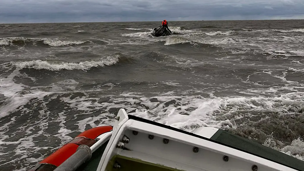 csm-2025-10-16-Marineflieger-retten-Schiffbruechige-a2000bf9c1