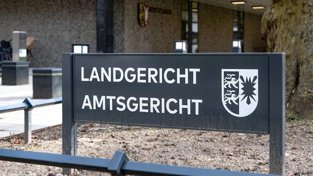 Vor-dem-Landgericht-Luebeck-muss-sich-ein-Mann-wegen-der-Toetung-seiner-Ehefrau-verantworten