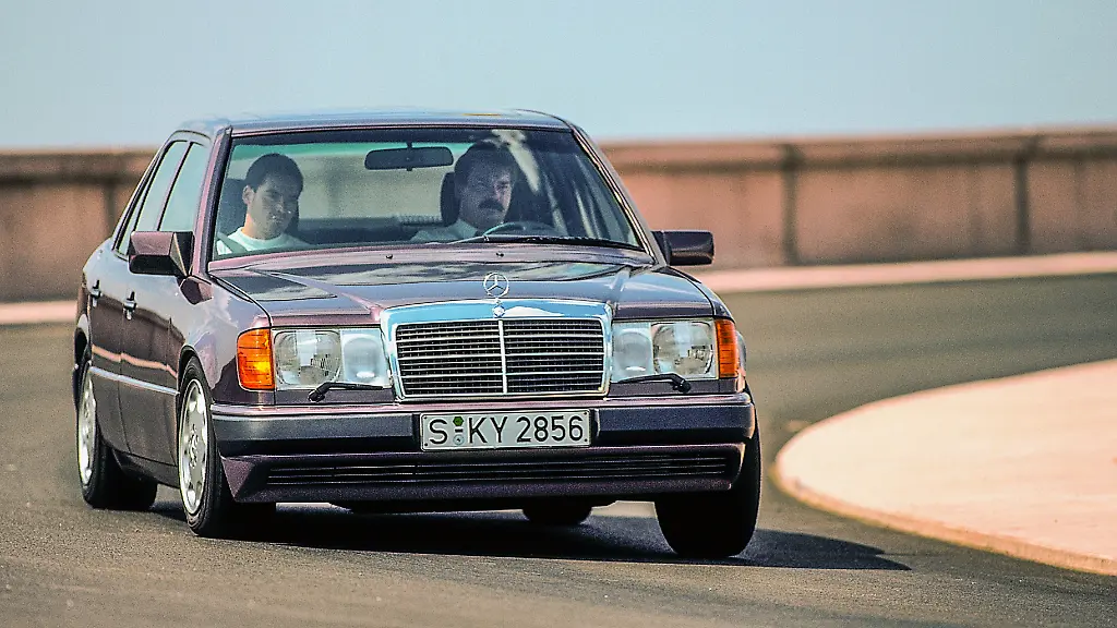 13-V8-Kraft-im-Tarnkleid-Der-400-E-nutzte-ab-1992-die-42-Liter-Quelle-Mercedes-Benz-Group