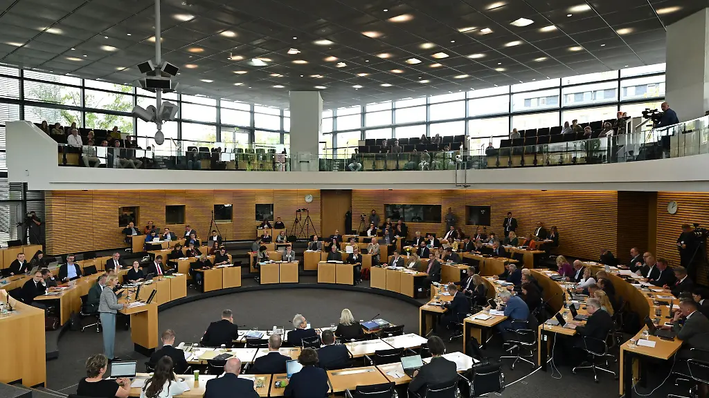 Im-Thueringer-Landtag-stehen-intensive-Haushaltsberatungen-an-Die-CDU-will-den-Etat-noch-vor-Weihnachten-verabschieden