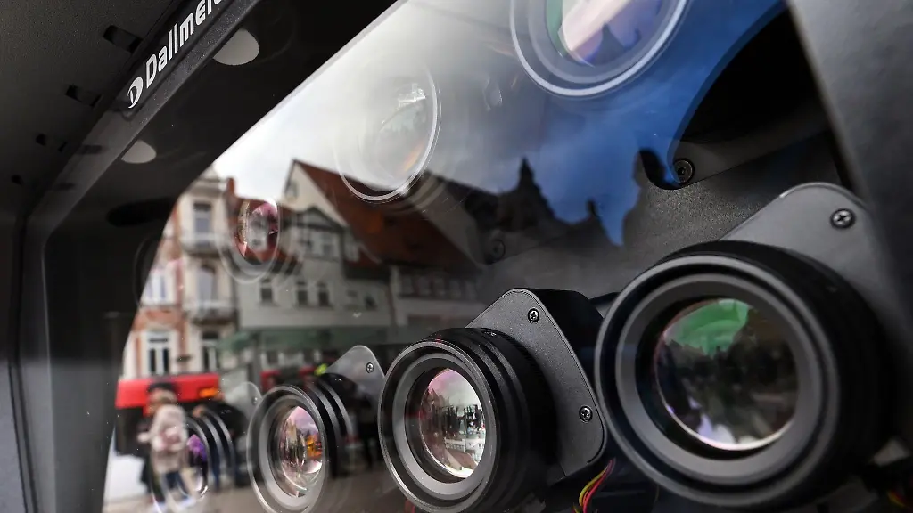 Zwoelf-Kameras-zeichnen-das-Geschehen-auf-dem-Anger-auf