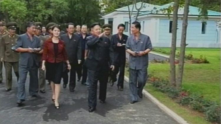 Kim Jong Un besucht einen Vergnügungspark - eine Frau namens "Hong" an seiner Seite.