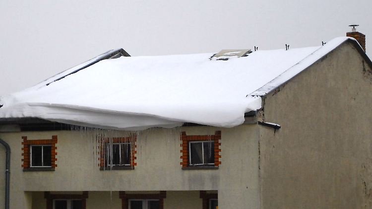 Wenn dieses Schneebrett abrutscht wird es unten gefährlich. Die langen Eiszapfen können regelrecht zu Speeren werden.