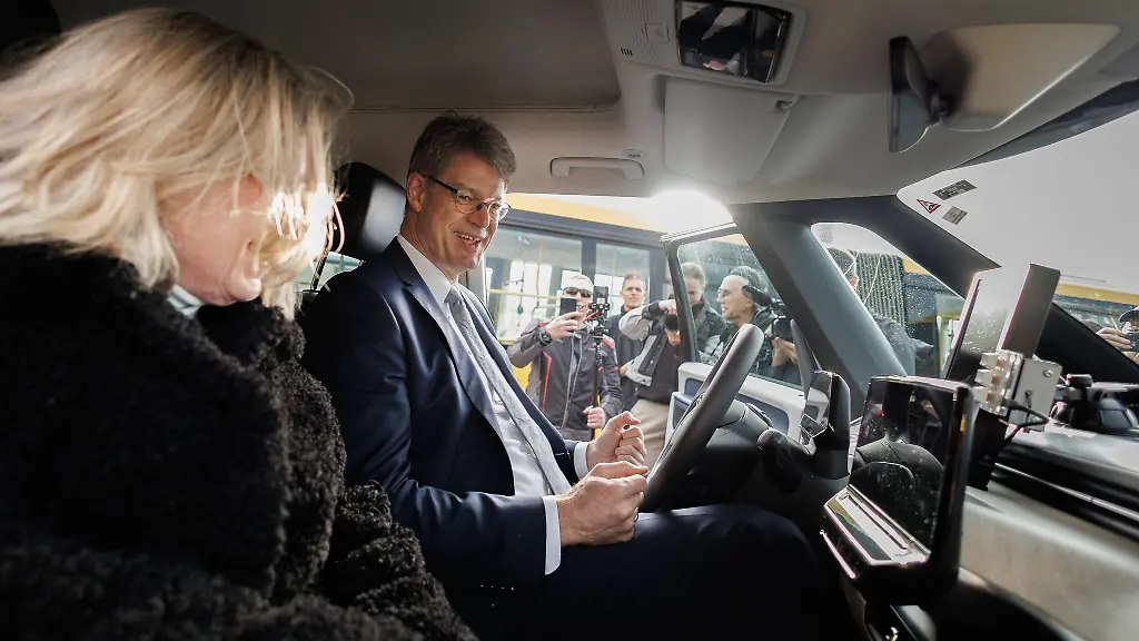 Bundesverkehrsminister-Patrick-Schnieder-und-Verkehrssenatorin-Ute-Bonde-beide-CDU-l-sitzen-im-neuen-Shuttle-fuer-das-autonome-Fahren-schon-mal-Probe