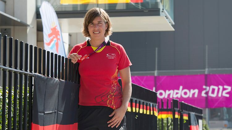 Fahnenträgerin Natascha Keller macht die deutschen Hockeyspieler stolz.