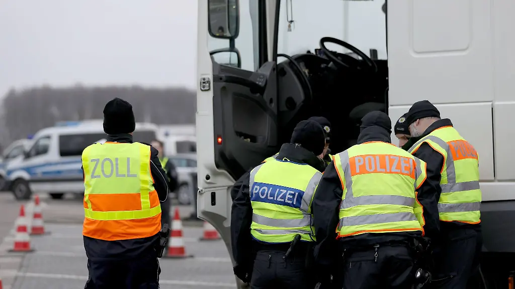 Polizisten-haben-am-Grenzuebergang-Aachen-Lichtenbusch-an-der-Autobahn-44-Kontrollen-gegen-Kriminalitaet-durchgefuehrt