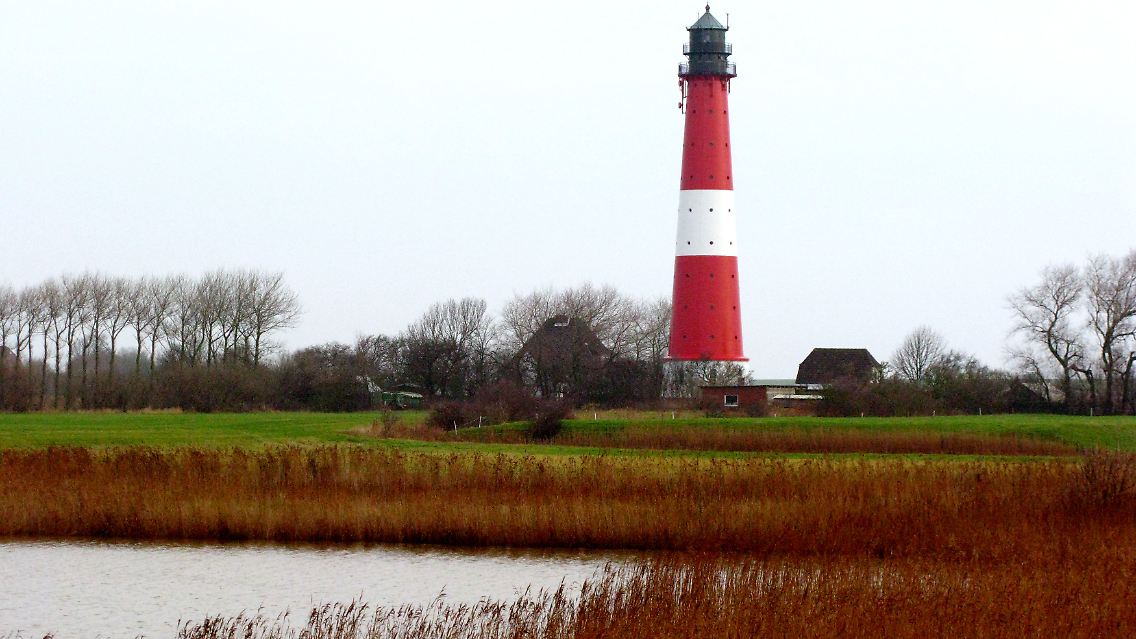 Auch bei Hochzeitspaaren beliebt: Der Leuchtturm von Pellworm überragt die kleine Insel im Wattenmeer.