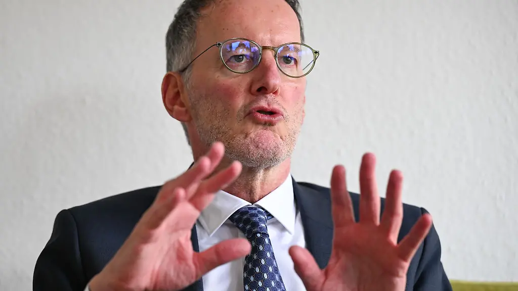 Michael-Ebling-SPD-Innenminister-von-Rheinland-Pfalz-Die-Polizei-will-gezielt-mit-Schutzangeboten-auf-das-Spitzenpersonal-der-Parteien-vor-der-Landtagswahl-zugehen