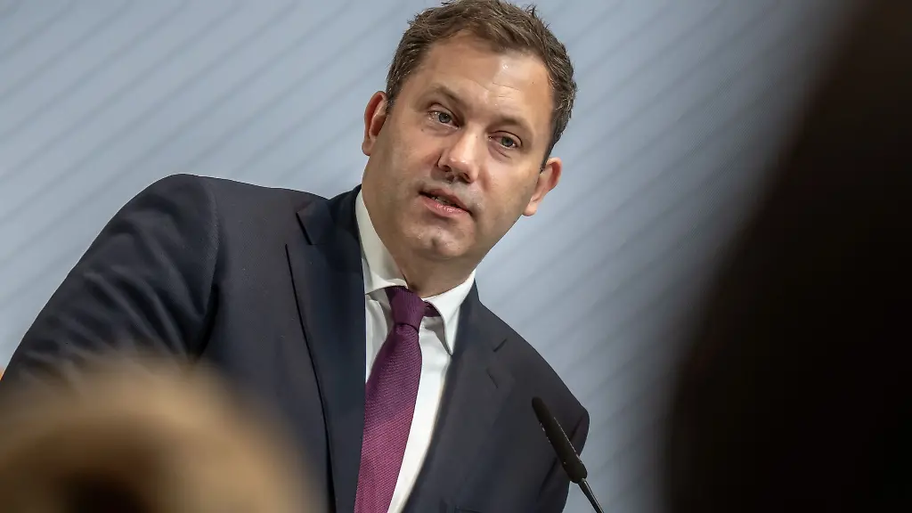 SPD-Chef-Lars-Klingbeil-plant-in-Brandenburg-an-der-Havel-einen-Buergerdialog-mitten-im-OB-Wahlkampf