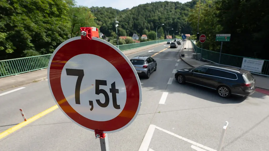 Nachdem-die-Elbbruecke-wieder-fuer-Verkehr-bis-7-5-Tonnen-freigegeben-ist-schlagen-Experten-nun-wegen-der-vorgelagerten-Gleisquerung-Alarm-Der-Verkehr-soll-dort-ab-Dienstag-nur-noch-einseitig-fliessen