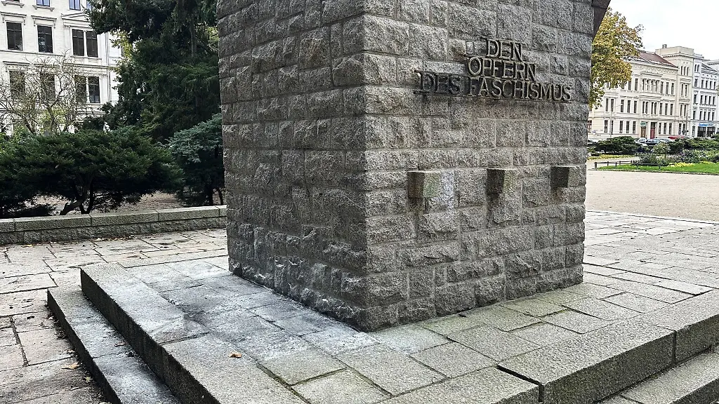 Asche-und-Brandspuren-sind-am-Denkmal-fuer-die-Opfer-des-Faschismus-in-Goerlitz-zu-sehen-nachdem-unbekannte-Taeter-Buecher-verbrannt-haben-Der-Staatsschutz-der-Polizei-ermittelt