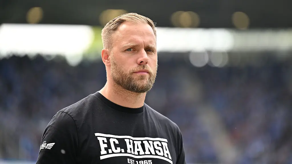 Hansas-Coach-Daniel-Brinkmann-darf-nach-dem-deutlichen-Sieg-gegen-Wiesbaden-durchatmen