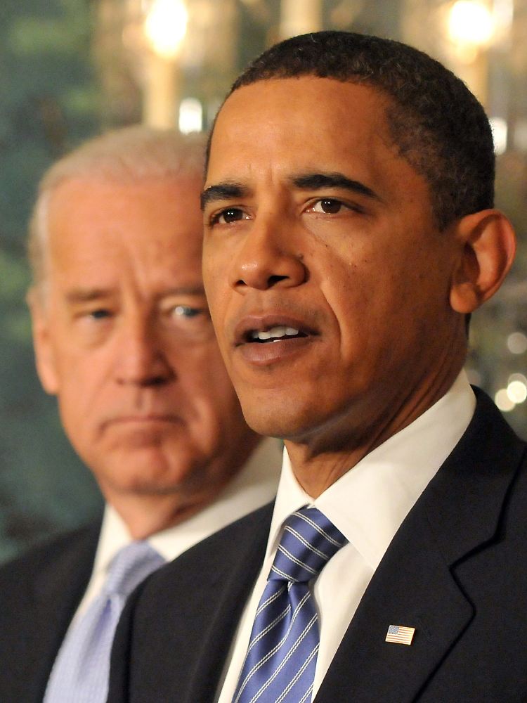Barack Obama (mit Joseph Biden) hat alle Minister von ihren Auslandsreisen zurück in die USA beordert.