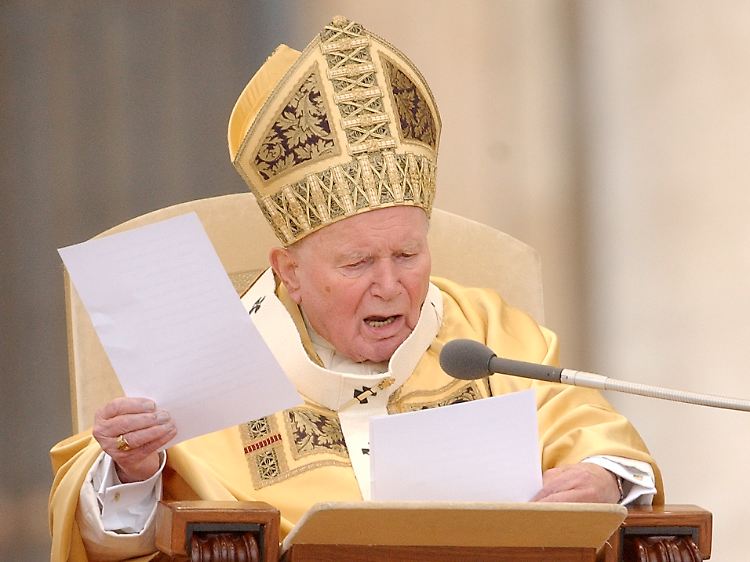 Sogar der Papst verkündet seine Grußbotschaften bisweilen auf Esperanto. Hier verliest, wenige Monate vor seinem Tod, Papst Johannes Paul II. an Weihnachten 2004 Weihnachtsgrüße in 62 Sprachen.