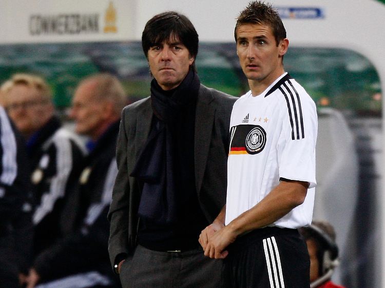 In guten wie in schlechten Zeiten: Jogi Löw hält Miroslav Klose die Treue.