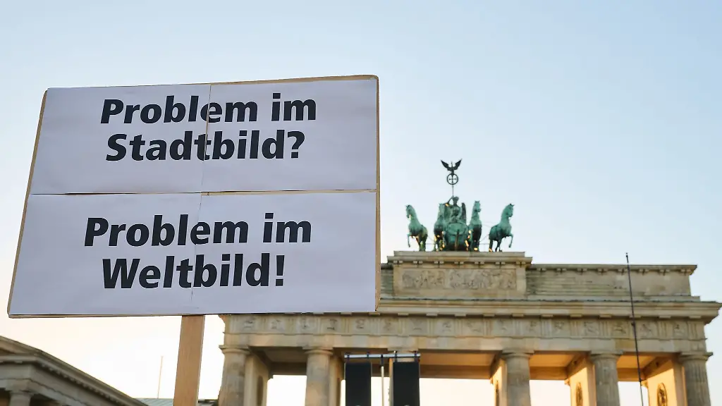 Demonstranten-vor-dem-Brandenburger-Tor-kritisierten-die-Stadtbild-Aeusserungen-von-Bundeskanzler-Friedrich-Merz-CDU