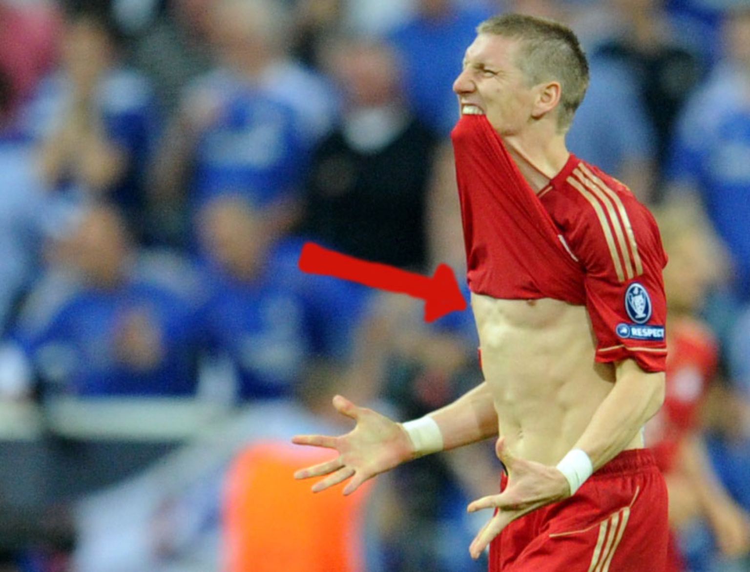 Diese Werbefläche ist heiß begehrt! Um das eigene Logo auf dem Trikot eines Bundesligisten platzieren zu dürfen, greifen die Firmen kräftig in die Tasche.