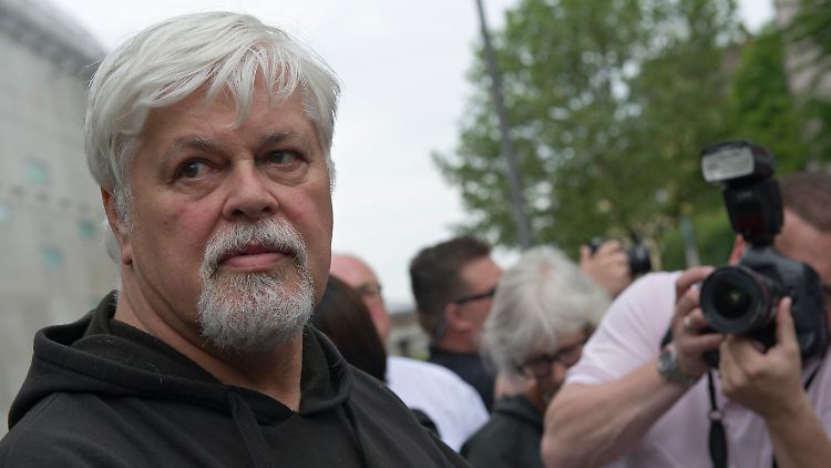 Paul Watson sollte sich regelmäßig bei der Polizei melden, kam dem aber nicht nach.