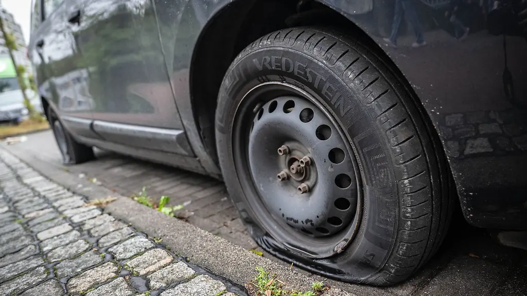 In-Duesseldorf-entdeckte-die-Polizei-57-betroffene-Autos-in-Bielefeld-24