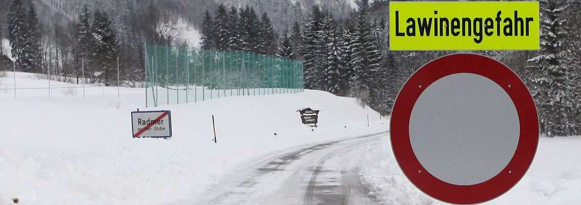 Wie und warum im Schnee verschüttete Menschen sterben, sei bereits erforscht, kritisieren Tierschützer das Projekt.