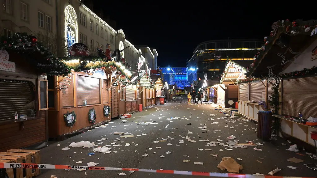 Bei-einer-rasanten-Autofahrt-ueber-den-Magdeburger-Weihnachtsmarkt-riss-2024-ein-Mann-sechs-Menschen-in-den-Tod-An-sie-erinnern-fortan-Gedenkplatten-in-der-Altstadt