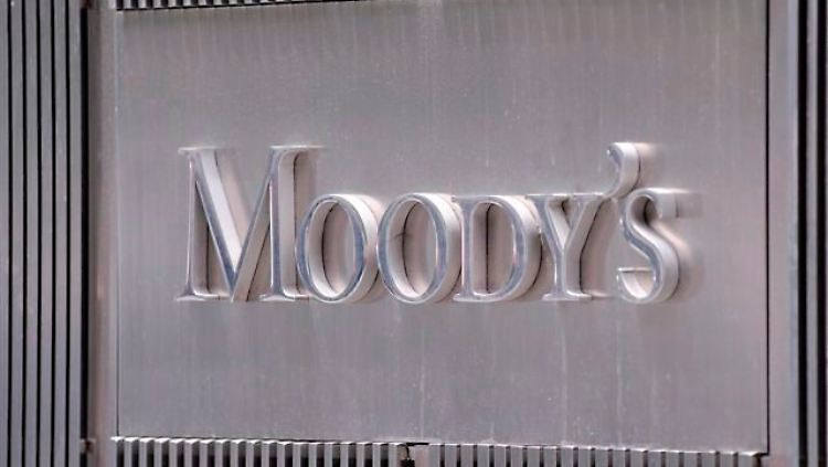 Die US-Ratingagentur Moody's hat den Ausblick für 17 deutsche Banken gesenkt.