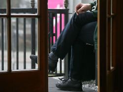 Rücksichtnahme geboten: Darf ich auf dem Balkon rauchen? Das sagt das Gesetz