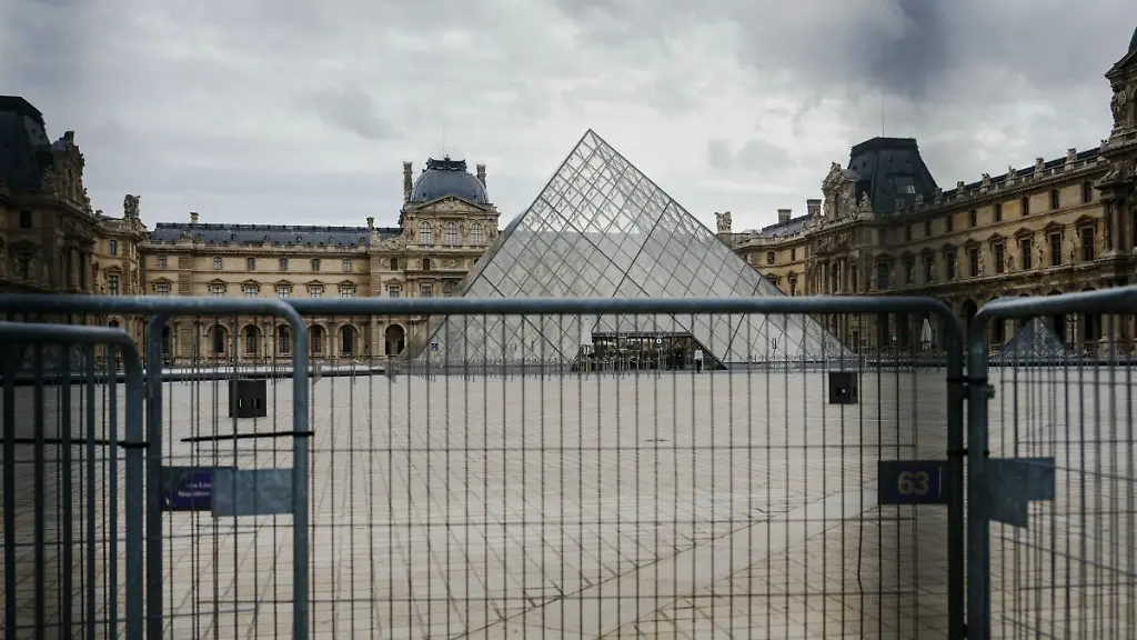 AFP-20251020-79ED46K-v1-MidRes-FranceMuseumInvestigatinTheftClosed