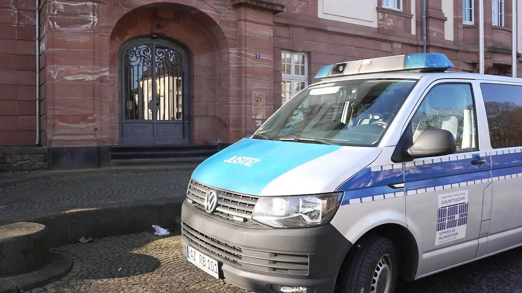 Der-Staatsschutzsenat-hat-das-Hauptverfahren-gegen-vier-Maenner-wegen-Kriegsverbrechen-in-Syrien-eroeffnet