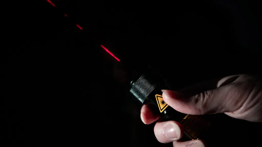 Piloten-mit-Laserpointern-zu-blenden-kann-sehr-gefaehrlich-werden