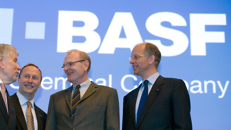 BASF-Chef Kurt Bock (ganz rechts) sieht die Zukunft für die Chemiekonzern wegen der Euro-Krise skeptischer.