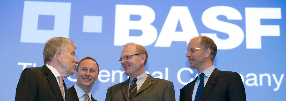 BASF-Chef Kurt Bock (ganz rechts) sieht die Zukunft für die Chemiekonzern wegen der Euro-Krise skeptischer.