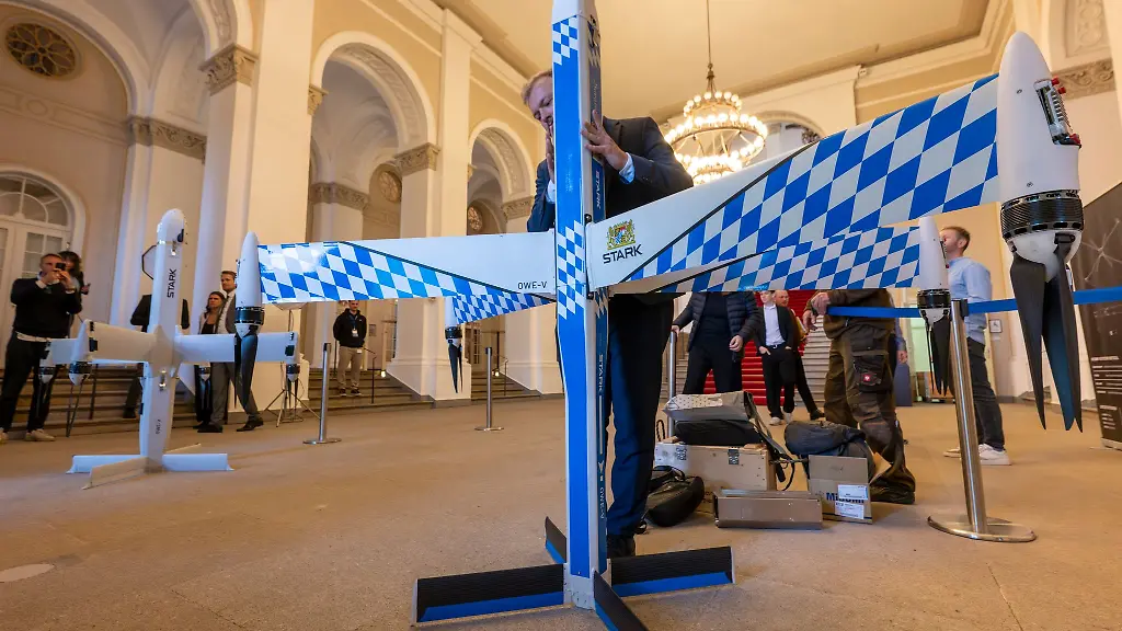 Bayern-will-es-der-Verteidigungsindustrie-leichter-machen-im-Landtag-durfte-die-Firma-Stark-am-Dienstag-schon-ihre-Drohnen-zeigen