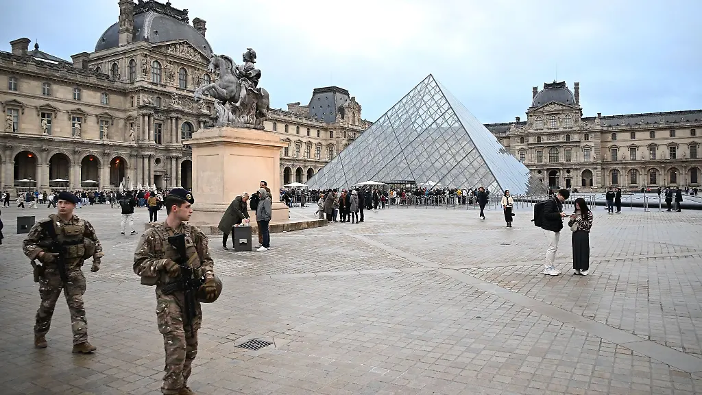 Nach-dem-Kunstraub-im-Louvre-in-Paris-dauert-die-Fahndung-nach-den-Taetern-und-ihrer-Beute-an