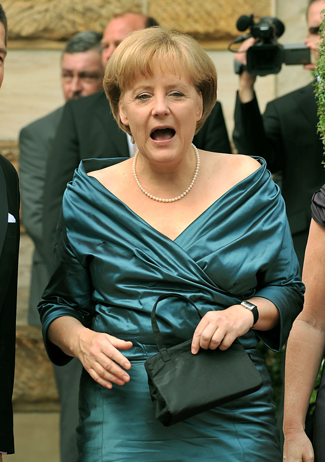 Das ist Angela Merkel. Nun gut, klar, darauf wären Sie wahrscheinlich auch ohne uns noch gekommen. Geben wir ...