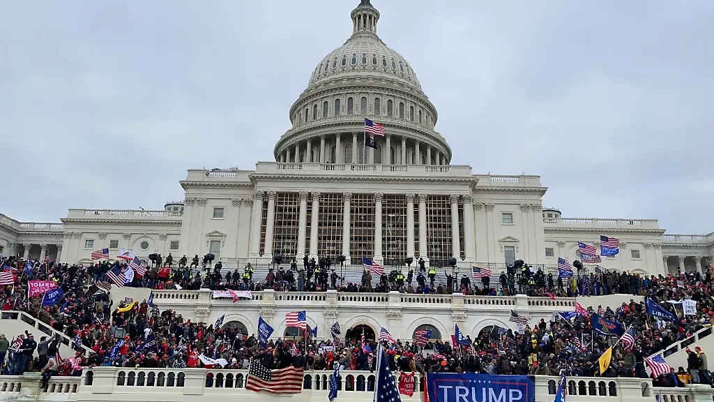AFP-20210106-AA-06012021-242612-v1-HighRes-TrumpSupportersStormCapitolBuildingI