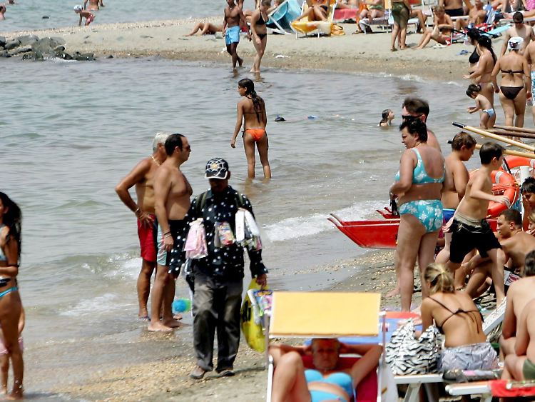 Viele Strandverkäufer haben eine gute Ausbildung - und sehen dennoch keine andere Jobperspektive als den illegalen Verkauf geschmuggelter Ware.