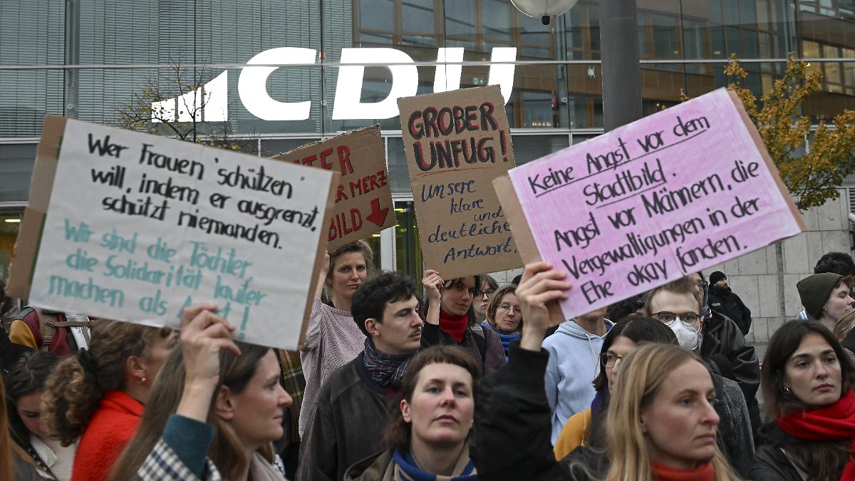 "Wir sind die Töchter": Tausende protestieren vor CDU-Zentrale nach Merz' "Stadtbild"-Äußerung