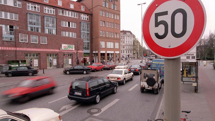 Wer es übertreibt mit der Geschwindigkeit innerhalb von Ortschaften muss mit der vollen haftung rechnen.