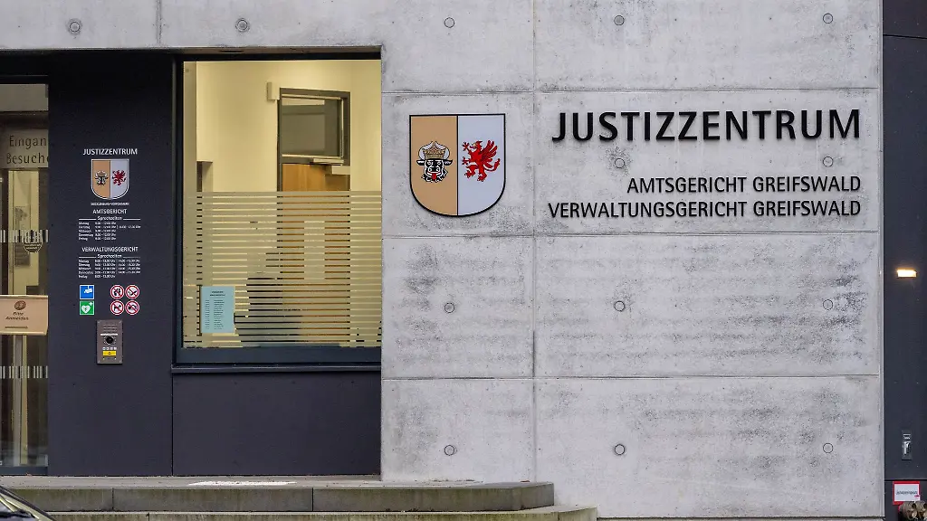 Ein-31-Jaehriger-musste-sich-vor-dem-Amtsgericht-Greifswald-wegen-eines-Angriffs-verantworten-unter-anderem-auf-einen-Polizisten-der-nicht-im-Dienst-war-Nun-wurde-der-Mann-freigesprochen