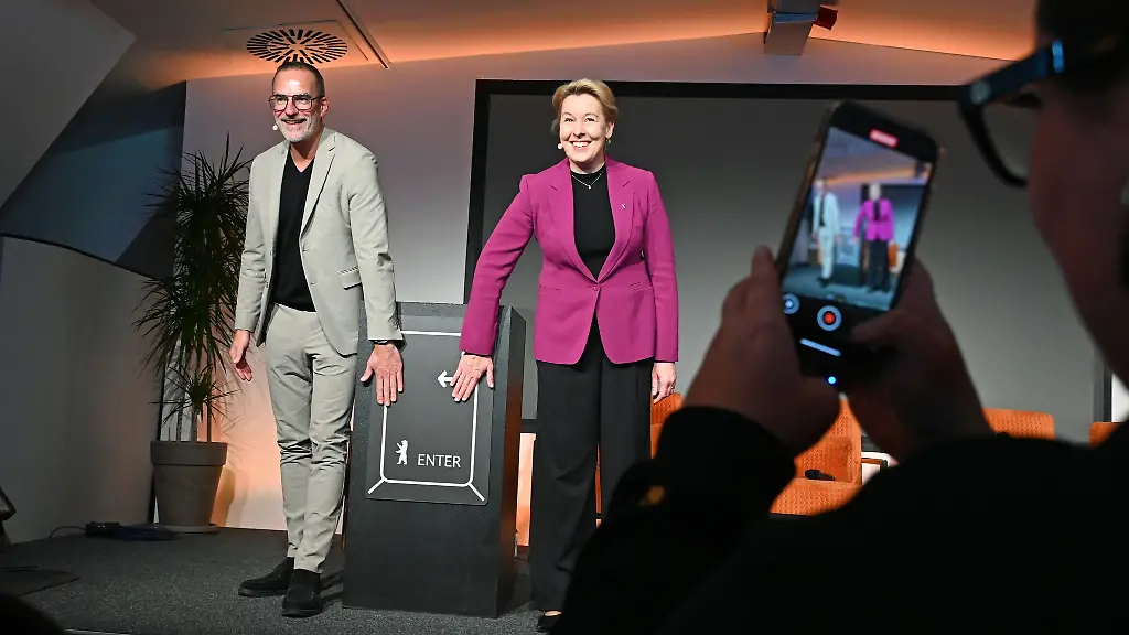 Stefan-Franzke-Geschaeftsfuehrer-der-Wirtschaftsfoerderung-Berlin-Partner-und-Wirtschaftssenatorin-Franziska-Giffey-SPD-eroeffneten-den-neuen-Hub-in-Alt-Treptow