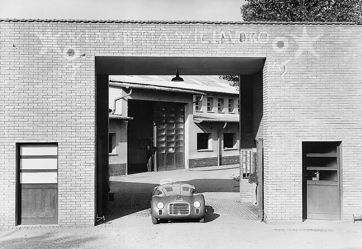 136A-FERRARI-XL-09901