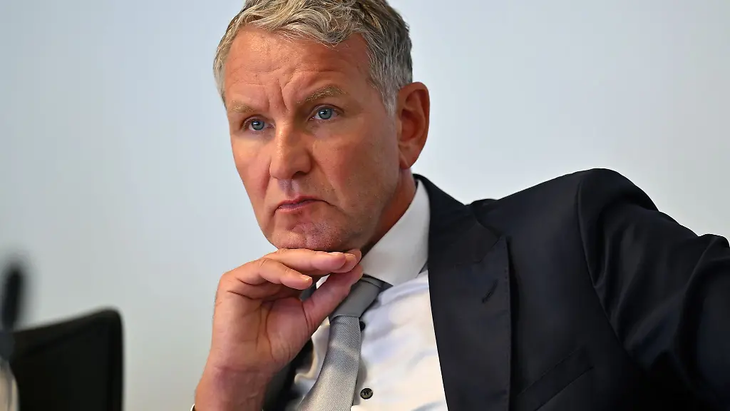 Thueringens-AfD-Chef-Bjoern-Hoecke-droht-mit-Klage-gegen-SPD-Innenminister-Georg-Maier-der-Anzeichen-sieht-dass-die-AfD-das-parlamentarische-Fragerecht-zur-Ausforschung-kritischer-Infrastruktur-missbraucht-Archivbild