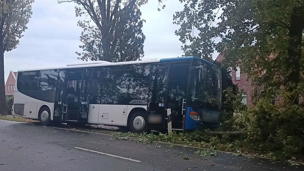 Ein-elf-Jahre-altes-Maedchen-starb-als-sie-mit-ihrem-Fahrrad-auf-die-Strasse-fuhr-und-von-einem-Bus-erfasst-wurde